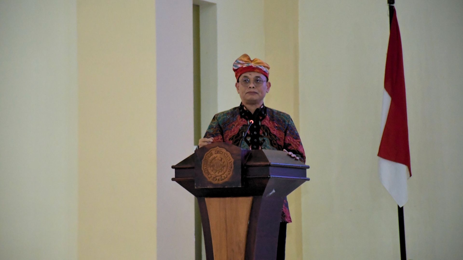 Hakim Konstitusi Prof. Guntur Hamzah Tegaskan Integritas Hakim di Kuliah Pakar UM Buton
