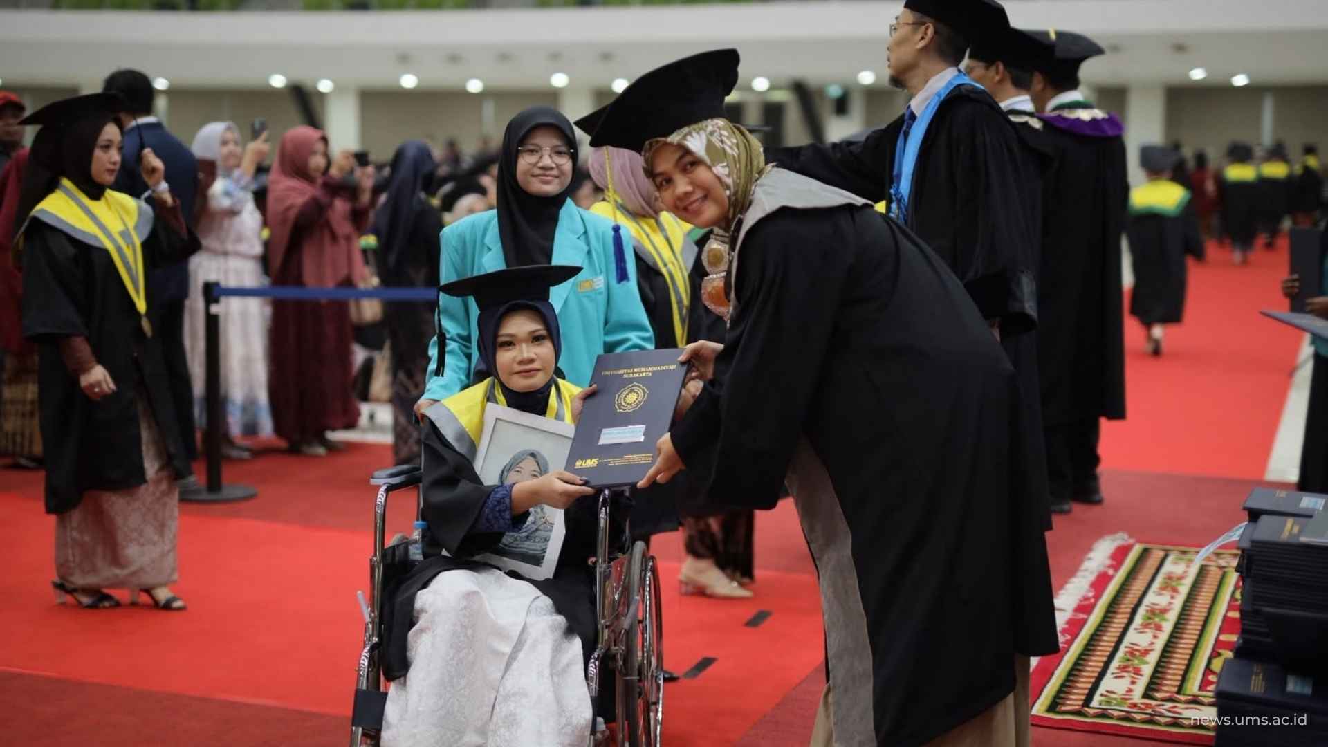 Wisudawati UMS Tetap Hadir di Wisuda Usai Kecelakaan dan Ibu Wafat
