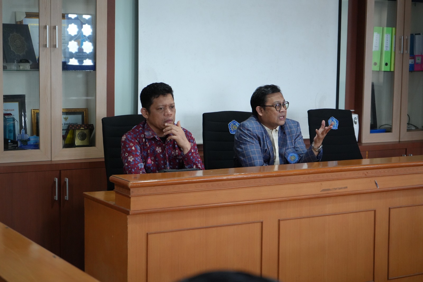 Unismuh Makassar Perkuat Kebersamaan Lewat Buka Puasa Bersama dan Pemberian THR