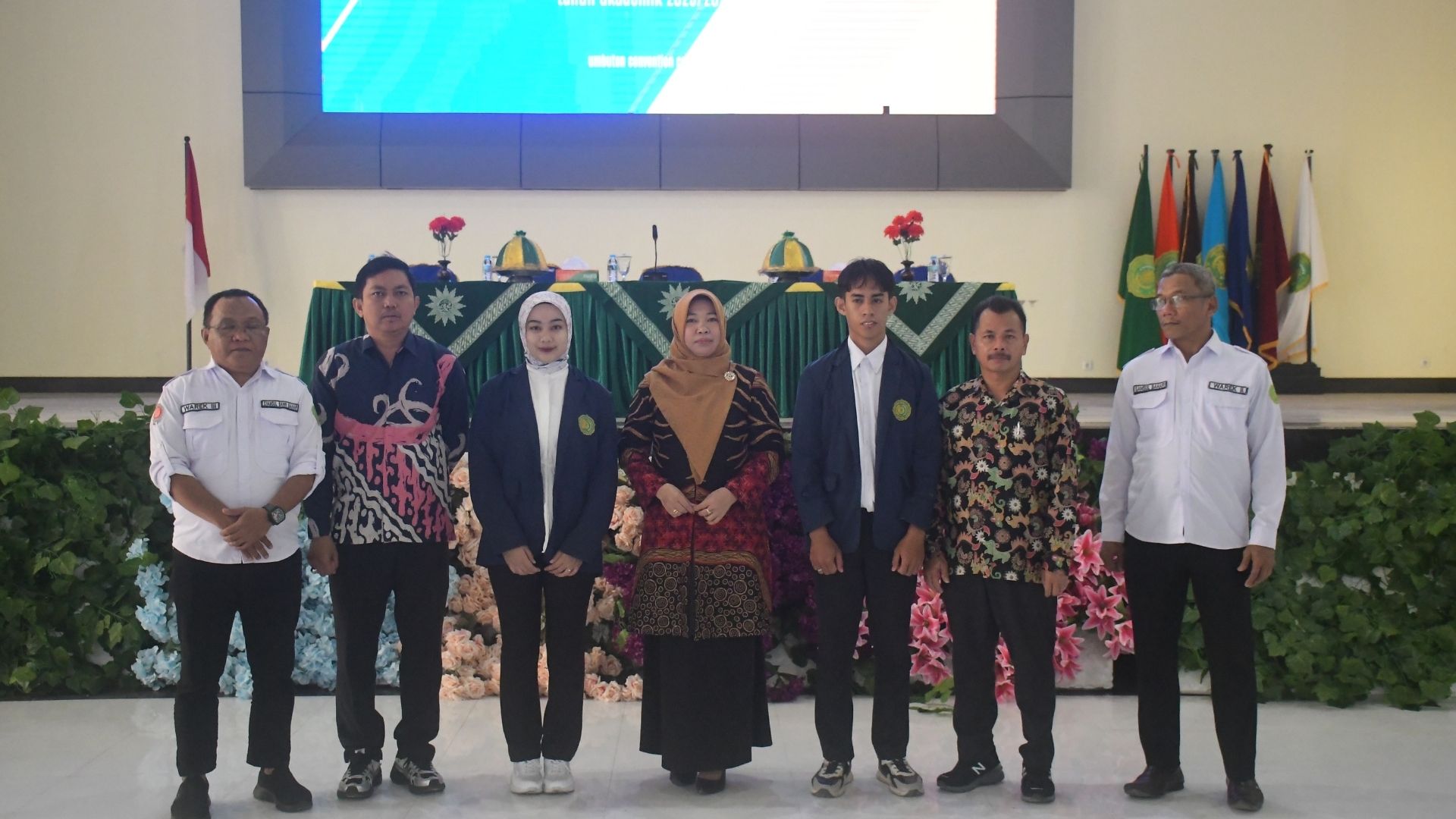 Rektor UM Buton melepas 916 mahasiswa KKN Angkatan XXVII 2025 di Convention Center UM Buton.