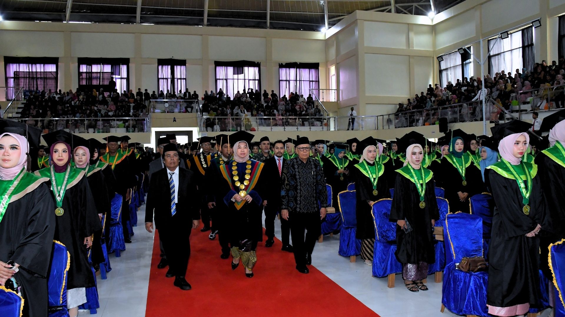 Rektor UM Buton bersama Senat memasuki acara Wisuda XXII