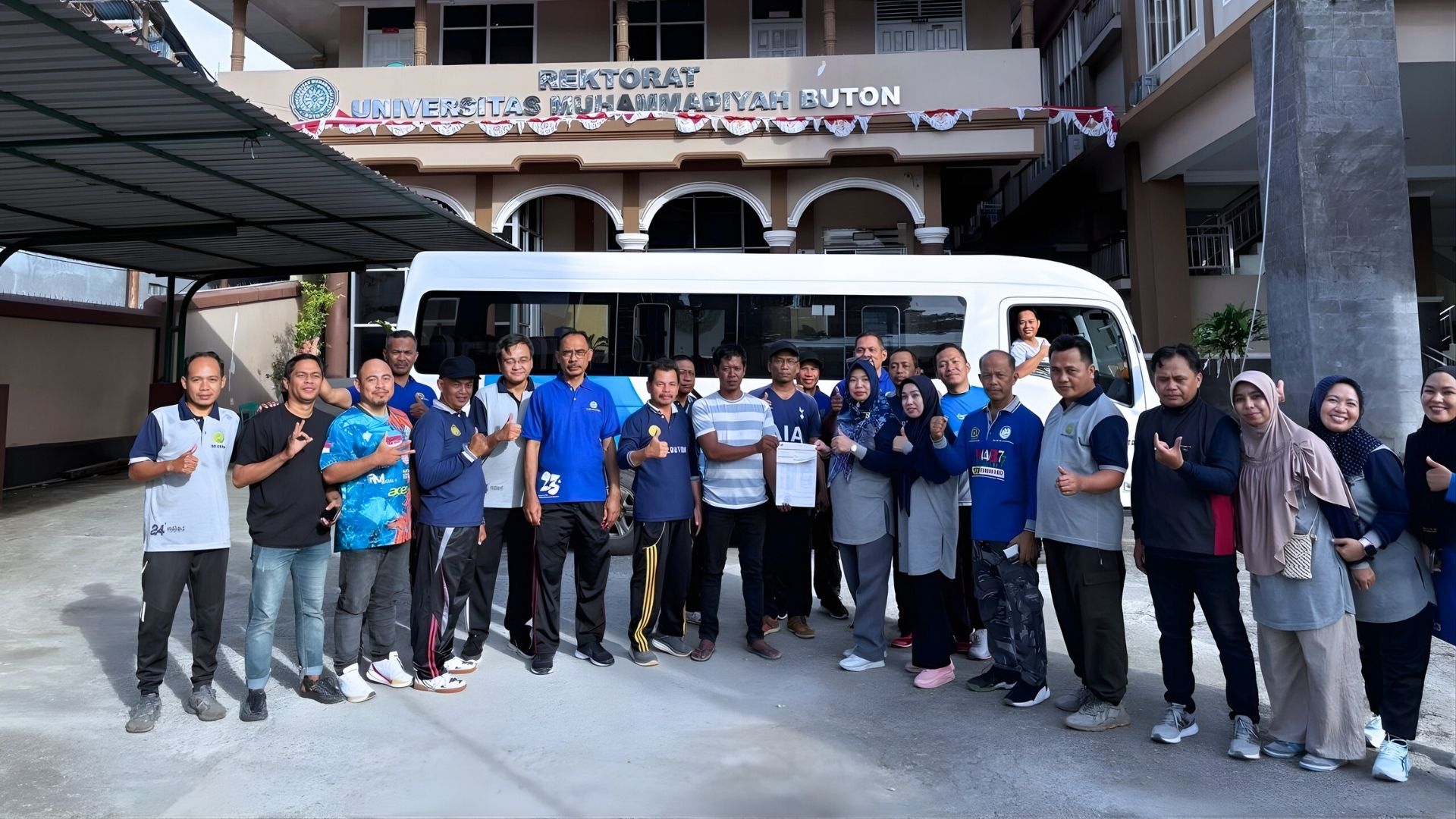 Penyerahan langsung Bus dari sopir ke Rektor UM Buton (Dok. Humas UM Buton)