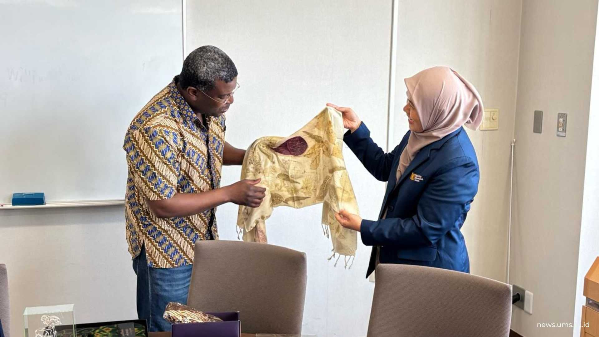 Kunjungi Nagoya University, FEB UMS Kenalkan Inovasi Batik Ecoprint